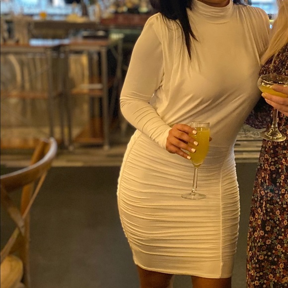 Excellent condition white / cream dress. Very flattering only worn once. - Picture 1 of 3